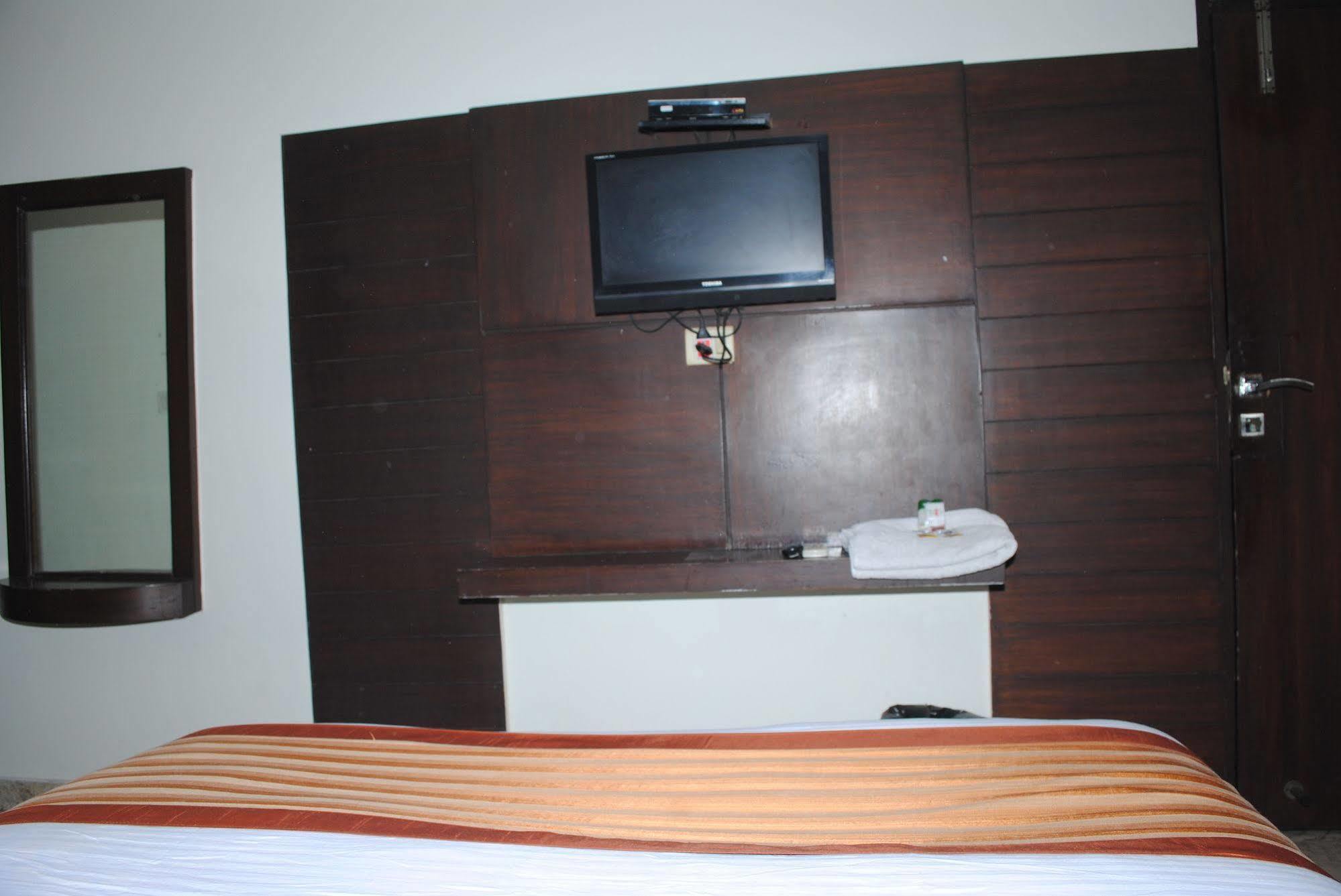 Hotel Seven Seas Inn Нью-Дели Экстерьер фото