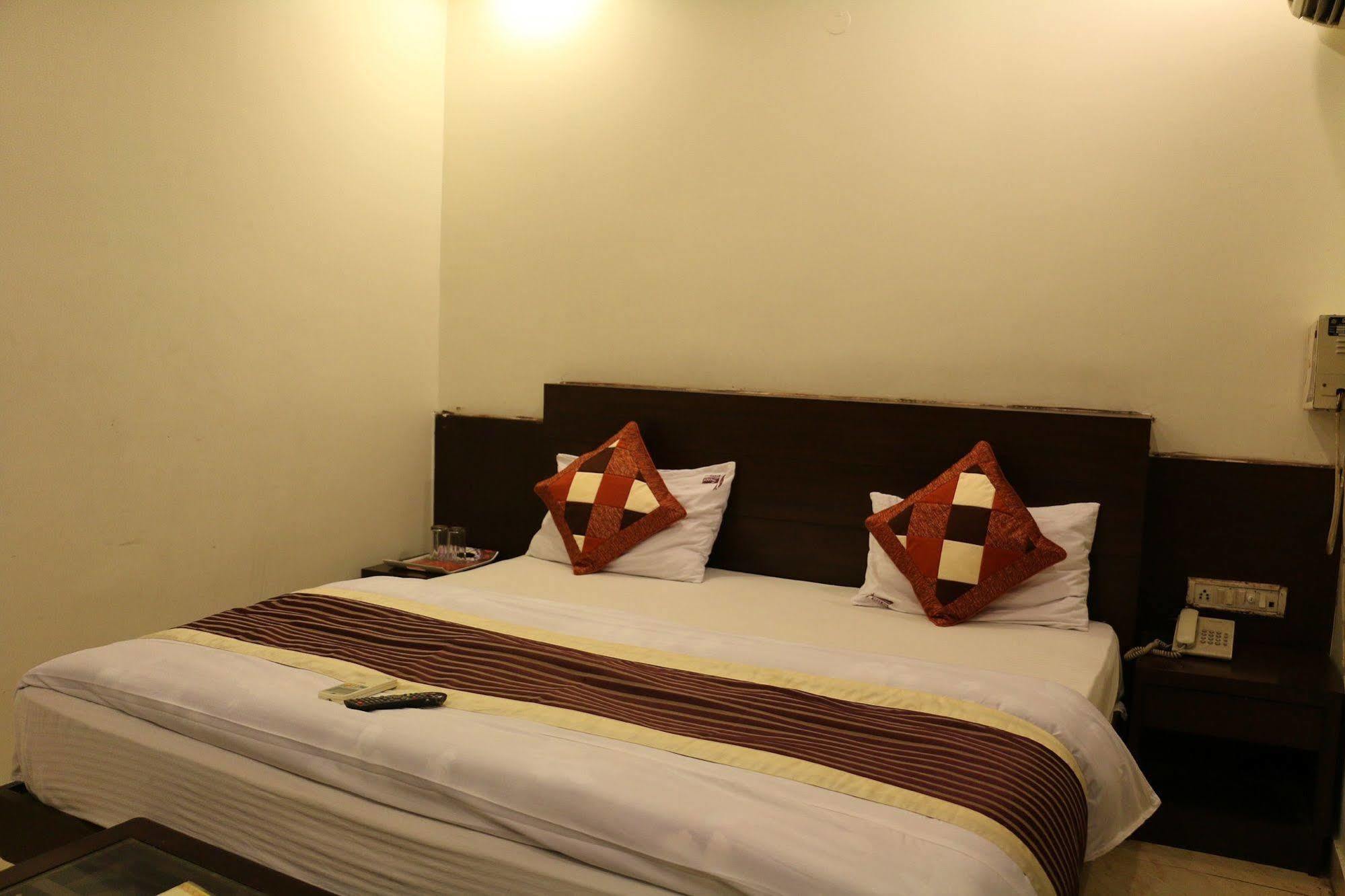 Hotel Seven Seas Inn Нью-Дели Экстерьер фото